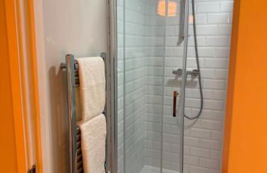 Stylish 2 bed Apartment, Rainham - Private Parking - Foto 12