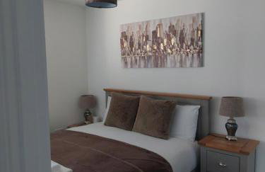 Beautiful 4-Bedroom House with Private Garden & Parking - Foto 30