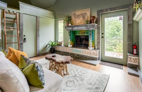 Downtown Bryan Treehouse Hot Tub and Peaceful Escape - Photo 35