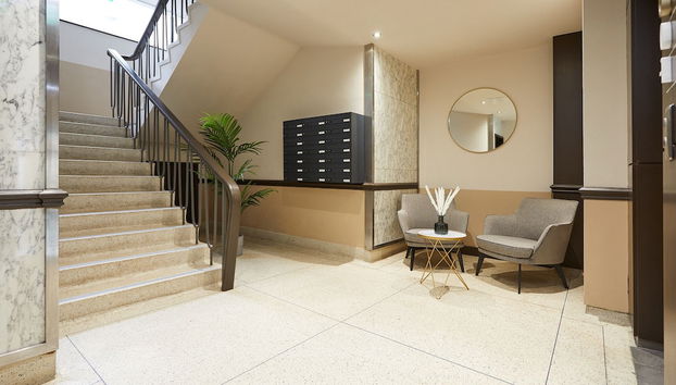 Coin salon dans le hall