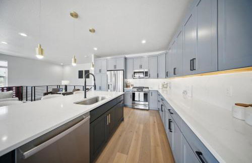 BRAND NEW Scenic Luxury Mountain Retreat - Photo 41