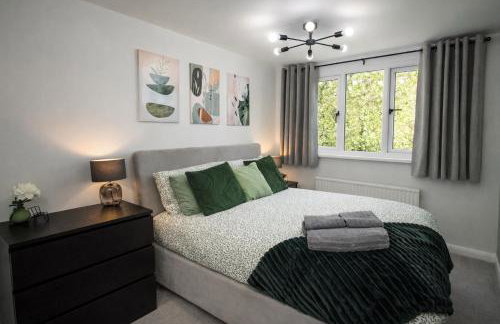 Stylish 4 Bed House, Free Parking, Close to M4 Newport - Foto 33
