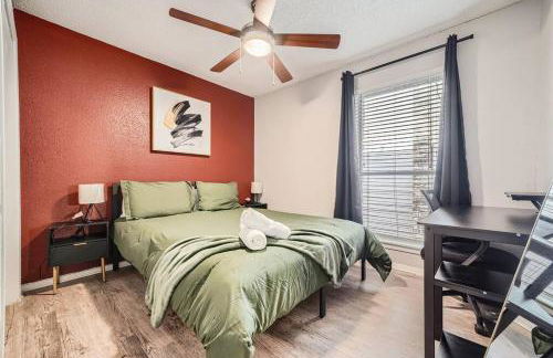 Chic 2B Getaway - 10min to DTWN - W/D, Pool, Prkg - Foto 21