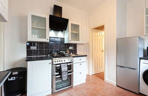 Fabulous Stay - 4 Bedroom House, sleeps 9, ideal for Business and Contractors, Free parking - Foto 10