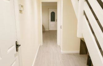 Spacious 3-Bed House with Private Yard - Foto 18