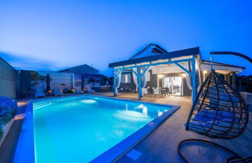 Villa Beauty with heated pool and jacuzzi - Photo 1