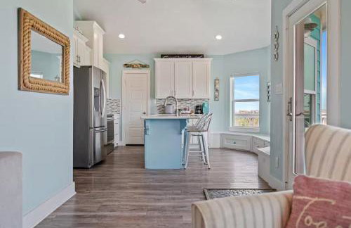 Steps to the Beach | Tiki Bar Fun | Epic Bay Views | Sleeps 8 - Foto 15