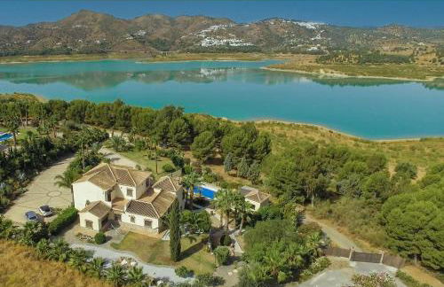 Exclusive Lakeside Villa with Private Pool & Total Privacy - Foto 1