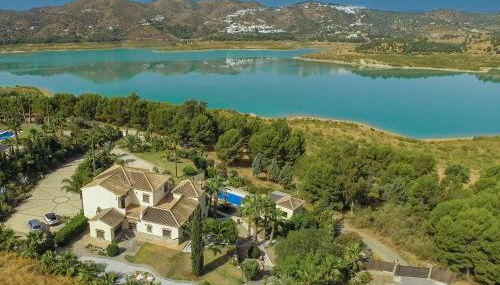 Exclusive Lakeside Villa with Private Pool & Total Privacy - Foto 1