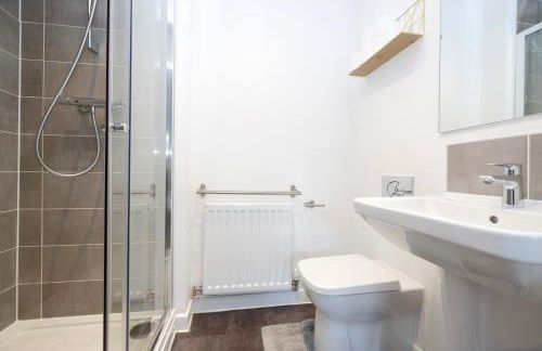 Stylish 3BR Home with Garden & Free Parking - Near O2 Academy & City Centre - Foto 22