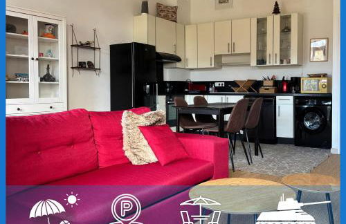 Les Douves Duplex 5 personnes lumineux avec jardin et terrasse aménagée , vue sur château à 5mn de la mer, proche Omaha Beach et Bayeux - Foto 1