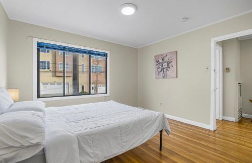 3 Bedroom 2 Bathroom House, Walkable to BART, Free Parking, Views - Foto 10