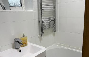 Wigan 2-Bedroom Modern house - Cozy & Relaxing Stay - Photo 14