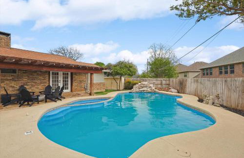3-BD Backyard Oasis w Pool Patio Firepit - Foto 42