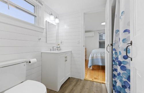 North Truro Beachfront Cottage with Cozy Backyard - Foto 15