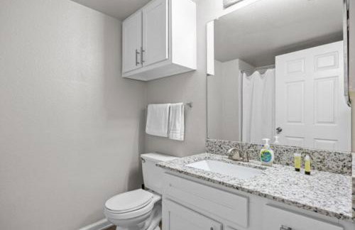 2BR Modern Hideaway near Downtown, Gated, Pool - Foto 6