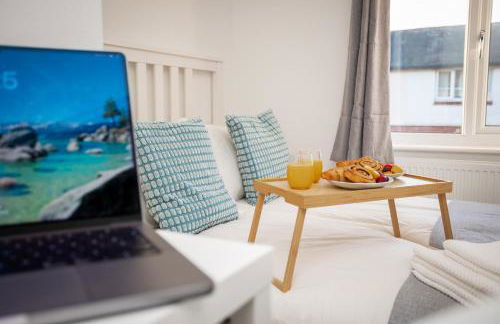 Doctors Lane- Modern 3 Bedroom Contractor Family House With Parking - Photo 39