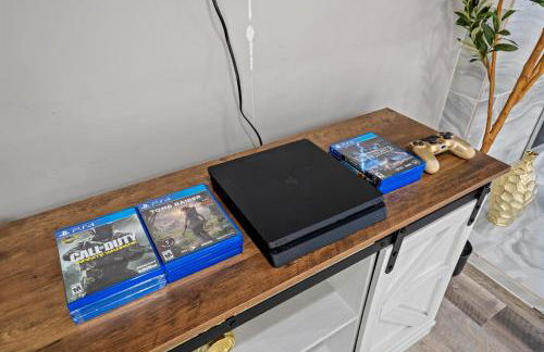 Entire Private Home with 3 Bedrooms 2 Bathrooms, Gated Yard, Garage, Hot Tub, 4-Beds, Golf, Mira Mesa, Available Now - Photo 36