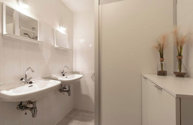 Lovely Apartment With Patio - Photo 14