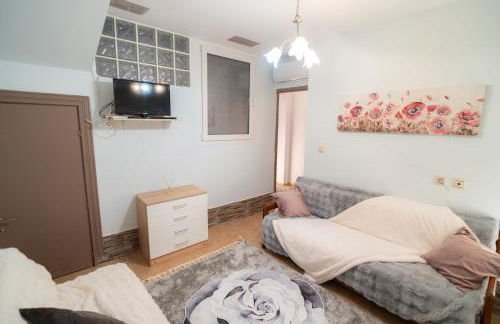 Mary's Downtown Home - a stroll away from Mount Vermio - Photo 17