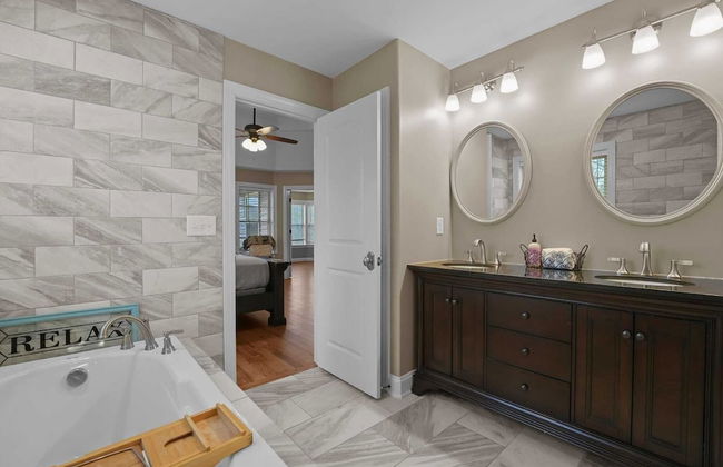 Sleeps 22, Lakefront w/ Private Dock & Pool, 2 Houses Lake Living by Avantstay - Foto 71