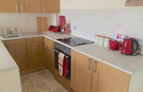 Cosy 2 Bedroom Apartment near Seafront - Photo 5