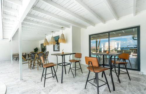 Deluxe Waterfront Villa with BBQ, Pool and Game Room - Photo 35