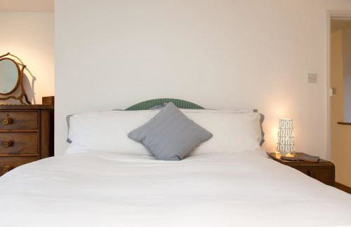 Lovely Cottage by Coastal Footpath & Surf Beaches! - Photo 3