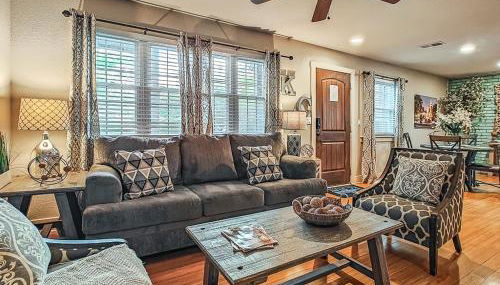 Quiet Plaza Two bedroom 2 Bathroom - Photo 4