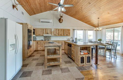 Tranquil Gantt Lake Home w/ Deck & Patio! - Foto 8