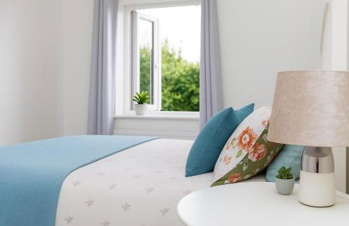 Calder Row by Alt-Stay Contractor Accommodation - 3 Bed Canal Side Contractor Home With Parking, Wi-Fi & Full Kitchen - Ideal For Long stays - Foto 1