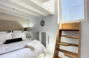 Chic Penthouse with Urban Charm & Rooftop - Foto 17