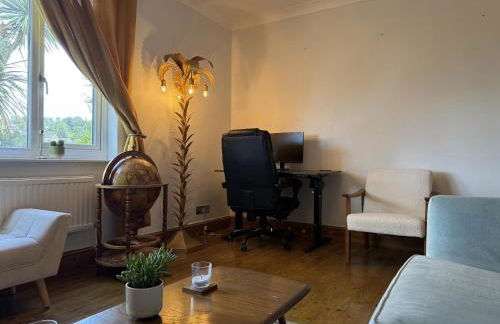 Caterham 3 Bed House, Free on street Parking - Photo 20