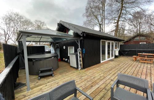Belle 2 bedroom log cabin with hot tub, forest and loch - Foto 25