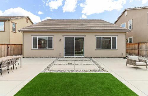 Spacious new house in Folsom Ranch 4BD and 3BA with backyard and BBQ grill - Foto 44