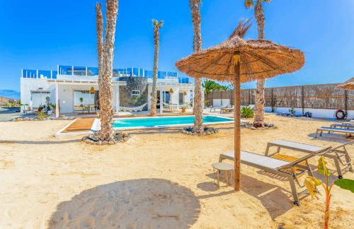Boutique Beach Villa by Lanzarote Retreats - Private Pool - 1 min walk to Sea Pool - Photo 3