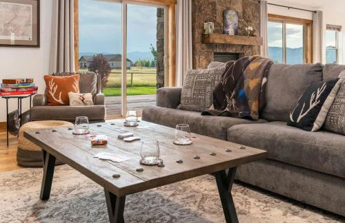 Family Fun Fireplace & Huge Deck - Photo 20