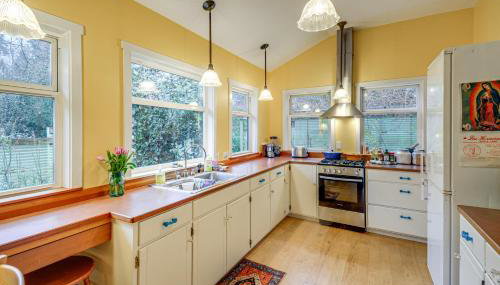 Walk to Irondale Beach Park! Family Haven with Yard - Foto 2