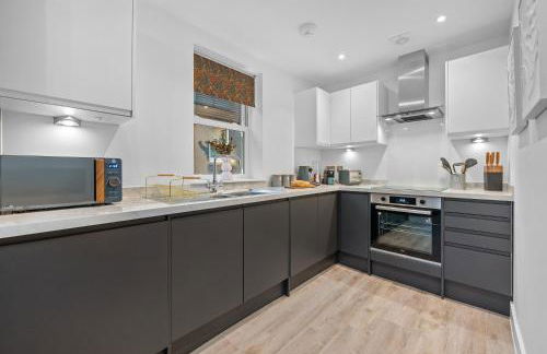 1-Bedroom Luxurious, City Centre, Chic & Stunning Apartment in Southampton, Sleeps 4 - by Blue Puffin Stays - Photo 9