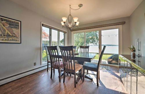 Spacious Delton Home with Fire Pit and Lake Views - Foto 8