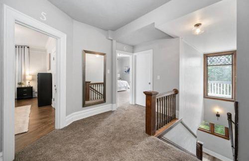 Historic Manor with 8 BDRMS 9 BATHS & 3 Kitchens - Foto 65