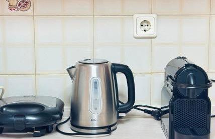 Mamour Apartments, Near Tram & 8' to Beach, Queen Bed Comfort - Foto 16