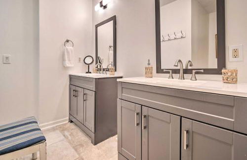 Deck with Fireplace Pet-Friendly Lake Lure Retreat - Foto 14