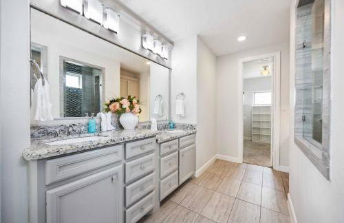 Resort vibe with Pool and Hot tub Downtown skyline views - Photo 38