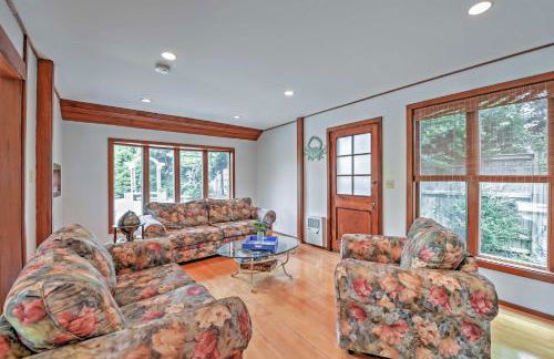 Walk to Beach! Hyannis Family Haven with Deck - Foto 3