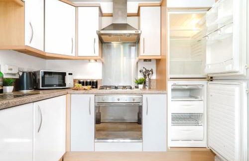 2BR Flat Near City Centre with Free Parking - Foto 49