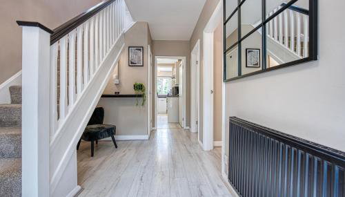 Elegant 5 Bed House - Sleeps 9, Central Solihull, NEC, JLR, HS2, Resorts World, Airport Business and Leisure Stays, - Foto 5, Lobby or reception