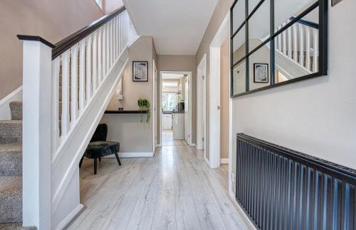 Elegant 5 Bed House - Sleeps 9, Central Solihull, NEC, JLR, HS2, Resorts World, Airport Business and Leisure Stays, - Foto 5