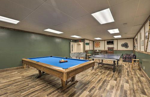 Deck and Game Room! Lakefront Blue Ridge Mtn Gem - Foto 35