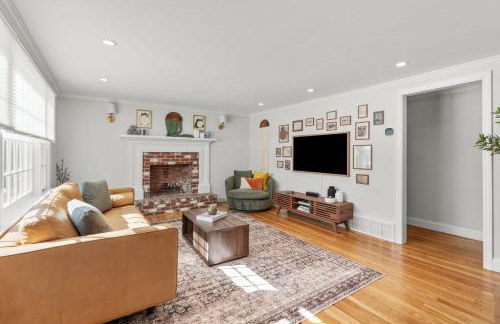 Family Walk to Craigville BeachBright 4BR Coastal Retreat - Foto 22